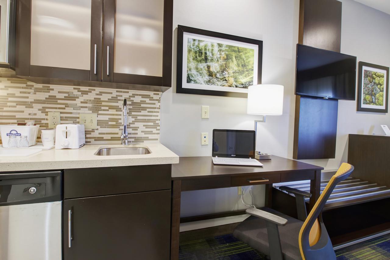 Hotel Days & By Wyndham